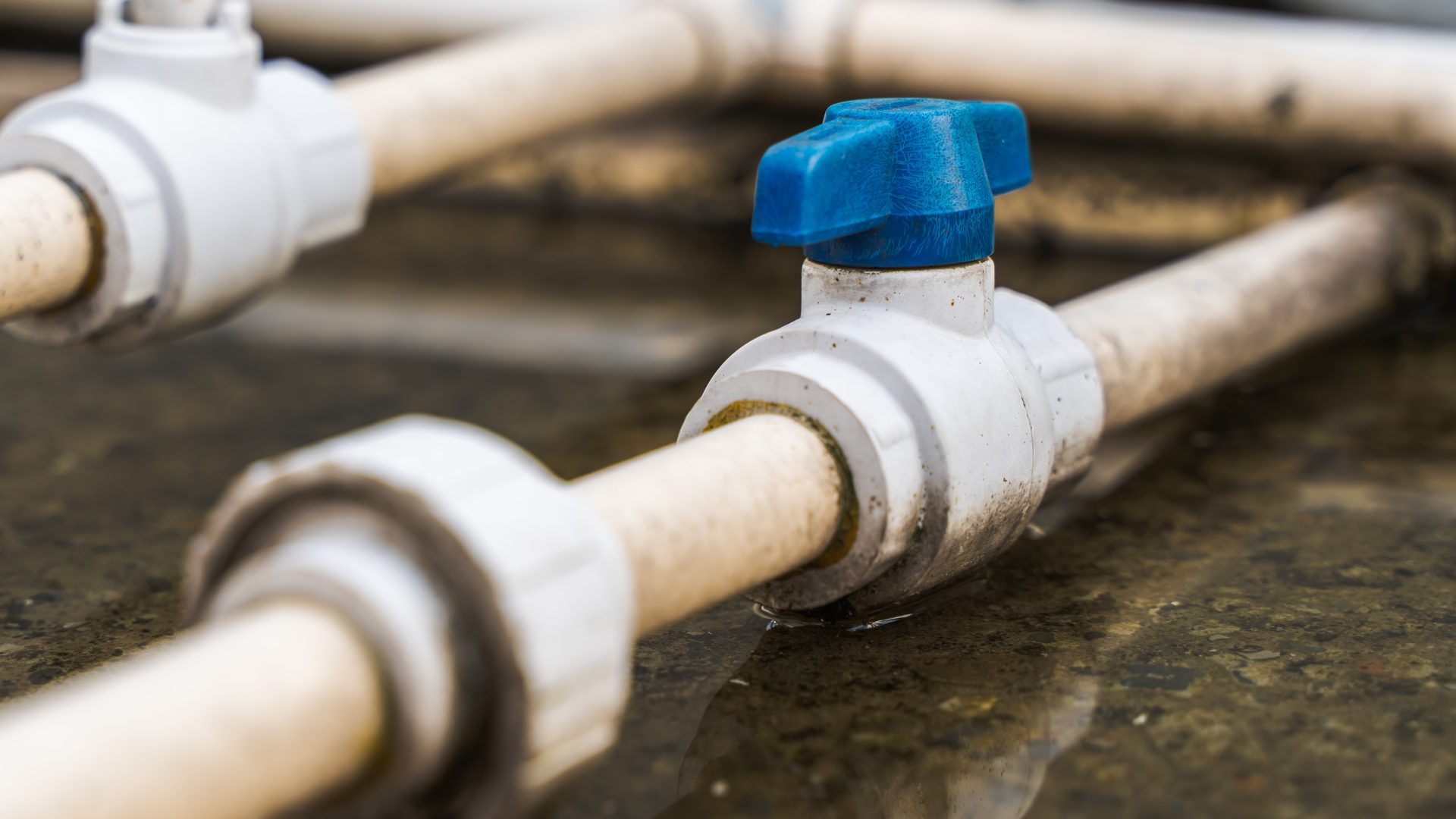 Water pipes with a switch-off on the ground